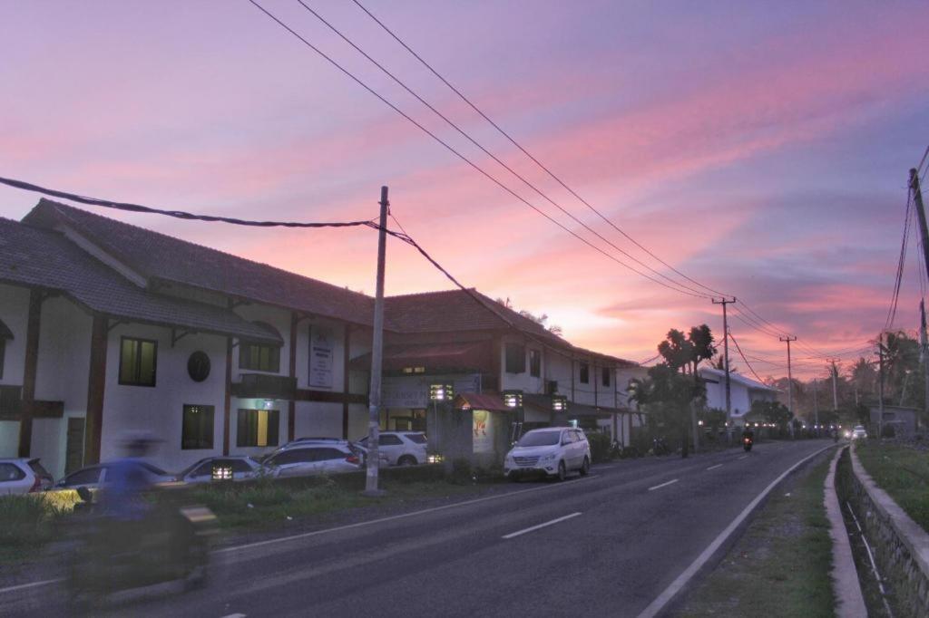 Hotel 77 Sunset Plaza Cisolok Exterior foto