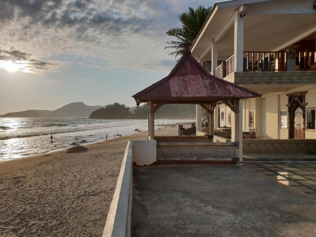 Hotel 77 Sunset Plaza Cisolok Exterior foto