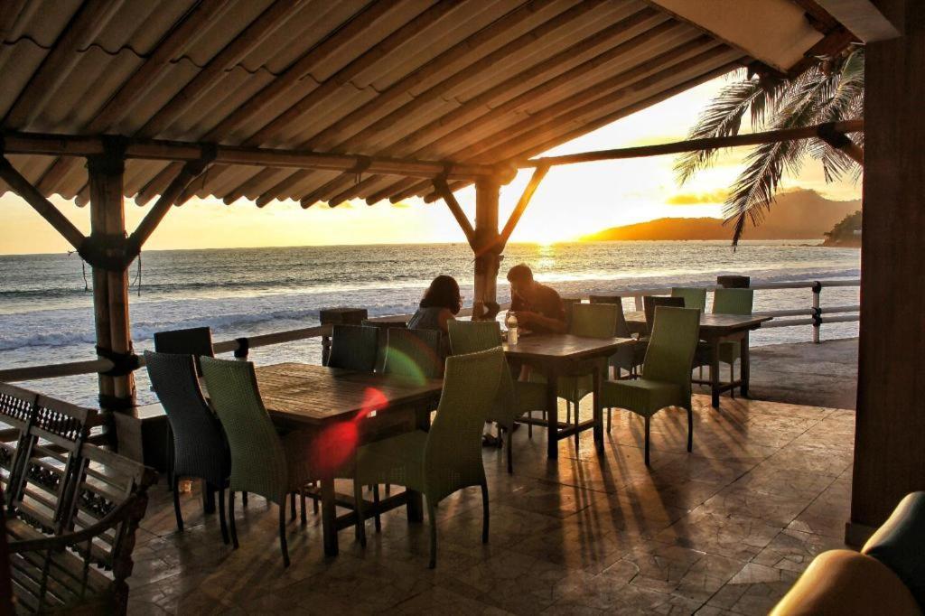 Hotel 77 Sunset Plaza Cisolok Exterior foto